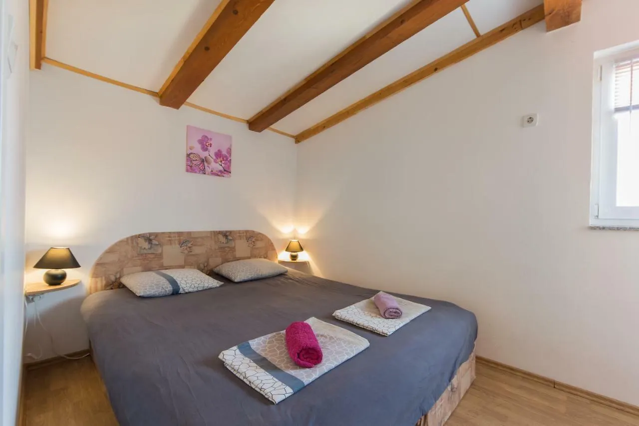 Apartmani Amans Pula 0*,